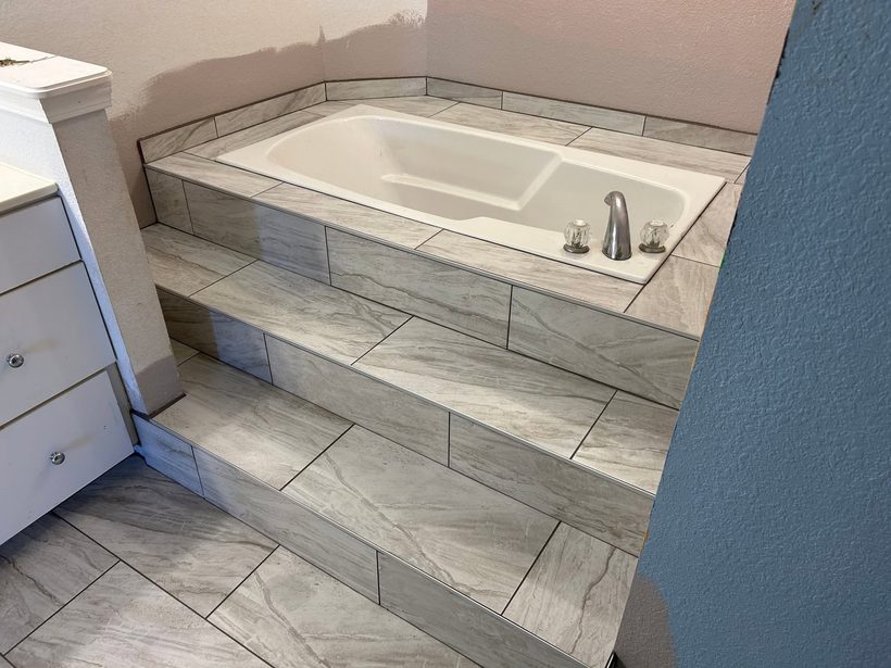 Custom tile tub surround — B&W Floor Covering, Lake of the Ozarks